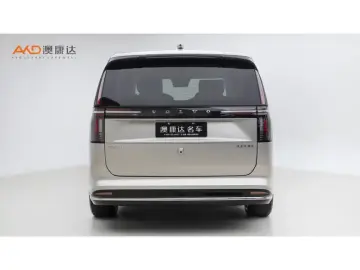 2025 Volvo EM90 с пробегом 22 200 км