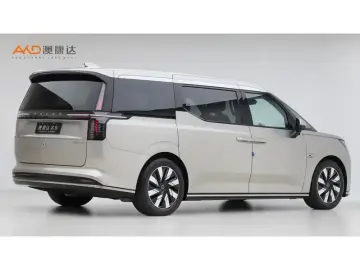 2025 Volvo EM90 с пробегом 22 200 км