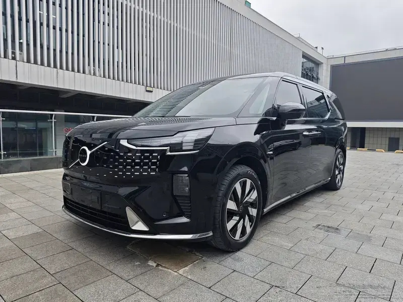2025 Volvo EM90 с пробегом 12 000 км