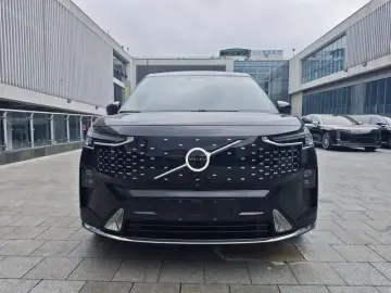 2025 Volvo EM90 с пробегом 12 000 км
