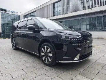 2025 Volvo EM90 с пробегом 12 000 км