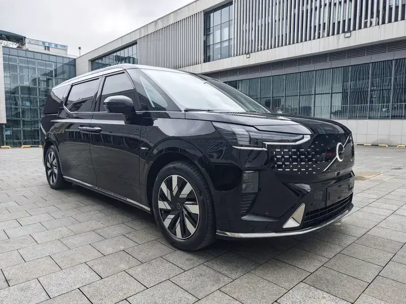 2025 Volvo EM90 с пробегом 12 000 км