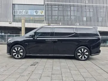 2025 Volvo EM90 с пробегом 12 000 км