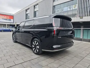 2025 Volvo EM90 с пробегом 12 000 км