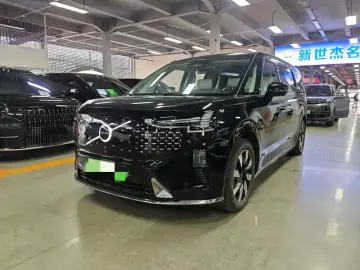 2025 Volvo EM90 с пробегом 26 000 км