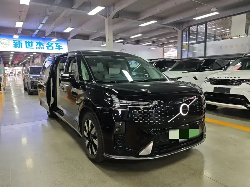 2025 Volvo EM90 с пробегом 26 000 км