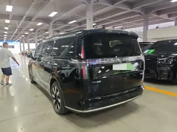 2025 Volvo EM90 с пробегом 26 000 км