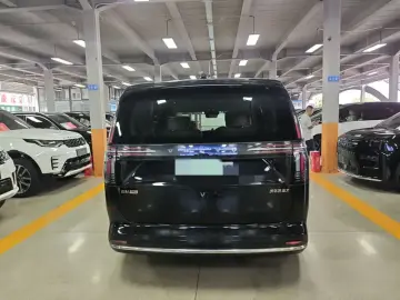 2025 Volvo EM90 с пробегом 26 000 км