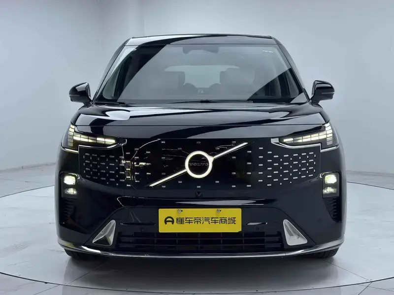 2025 Volvo EM90 с пробегом 14 200 км