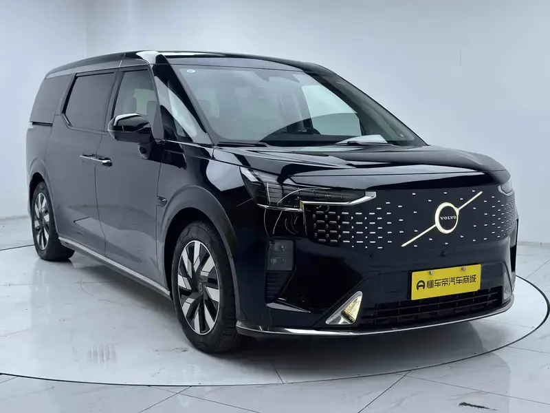2025 Volvo EM90 с пробегом 14 200 км