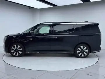 2025 Volvo EM90 с пробегом 14 200 км