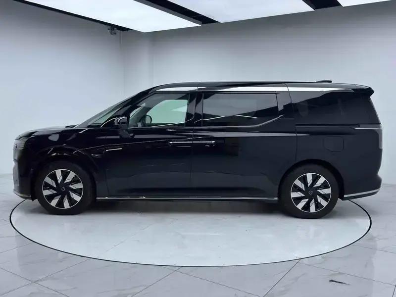 2025 Volvo EM90 с пробегом 14 200 км