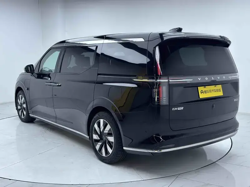 2025 Volvo EM90 с пробегом 14 200 км