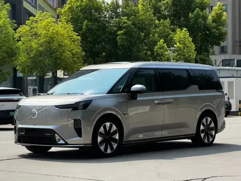 2025 Volvo EM90 с пробегом 22 000 км