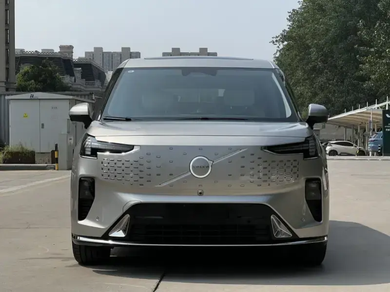 2025 Volvo EM90 с пробегом 22 000 км