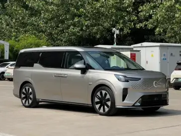 2025 Volvo EM90 с пробегом 22 000 км