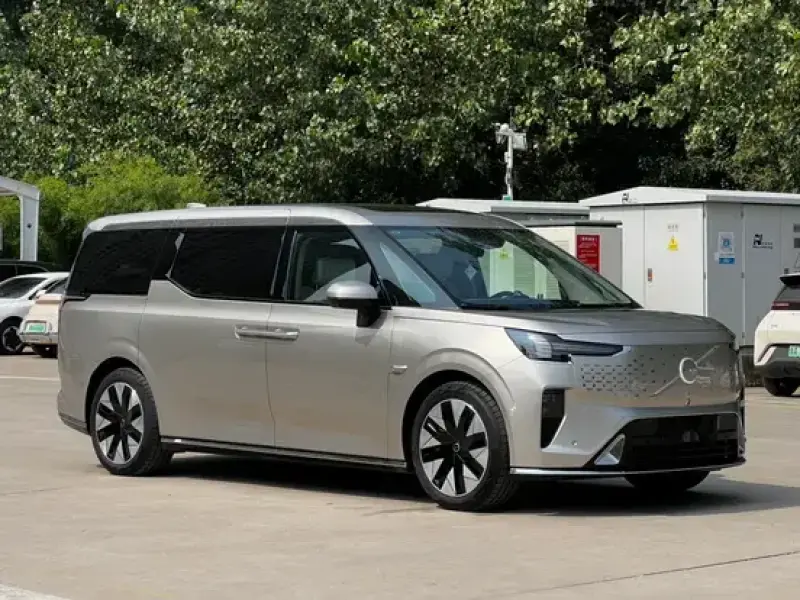 2025 Volvo EM90 с пробегом 22 000 км