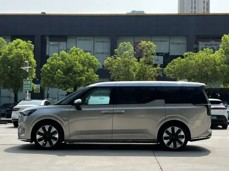 2025 Volvo EM90 с пробегом 22 000 км