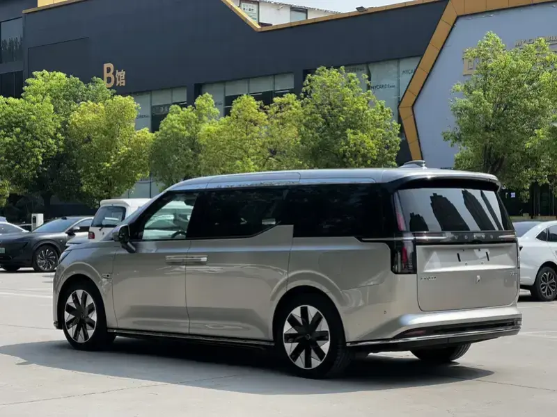 2025 Volvo EM90 с пробегом 22 000 км