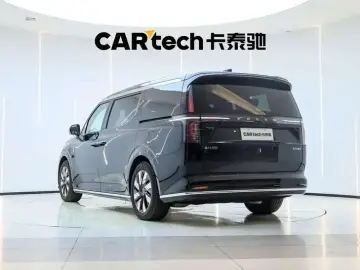 2025 Volvo EM90 с пробегом 10 700 км