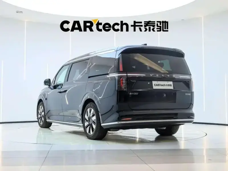 2025 Volvo EM90 с пробегом 10 700 км