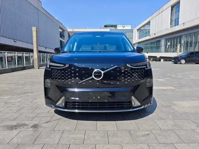 2025 Volvo EM90 с пробегом 28 000 км