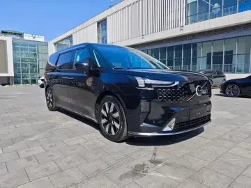 2025 Volvo EM90 с пробегом 28 000 км
