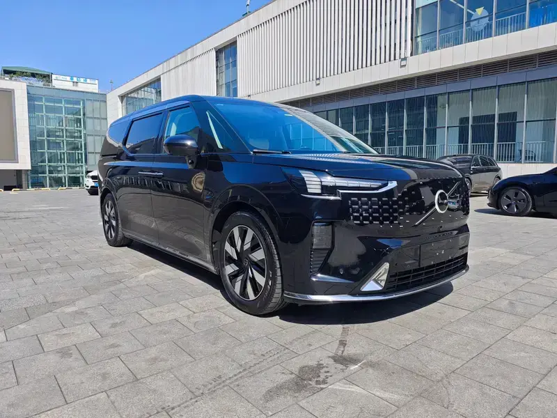 2025 Volvo EM90 с пробегом 28 000 км