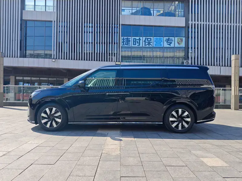 2025 Volvo EM90 с пробегом 28 000 км