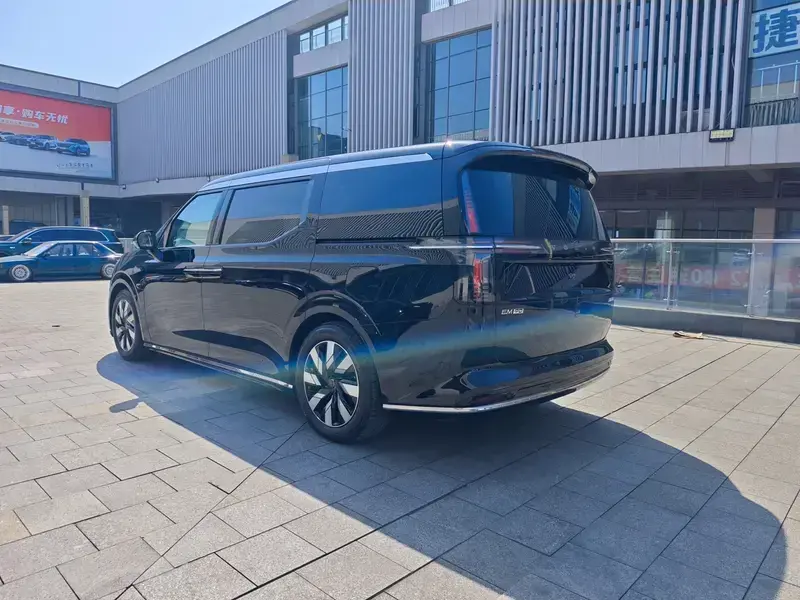 2025 Volvo EM90 с пробегом 28 000 км