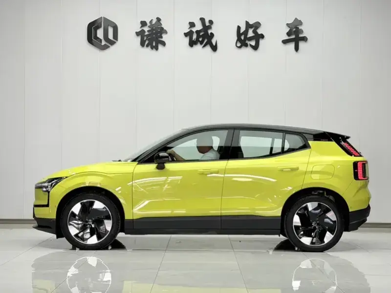 2025 Volvo EX30 с пробегом 1 000 км