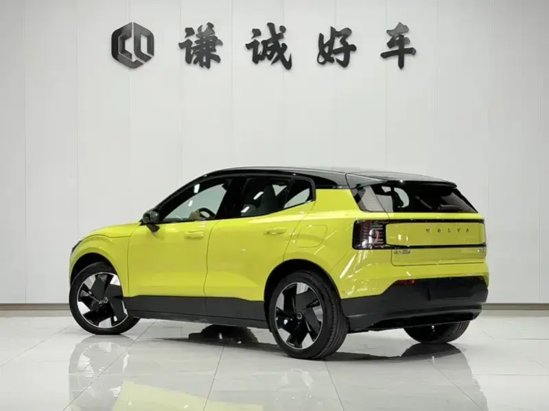 2025 Volvo EX30 с пробегом 1 000 км