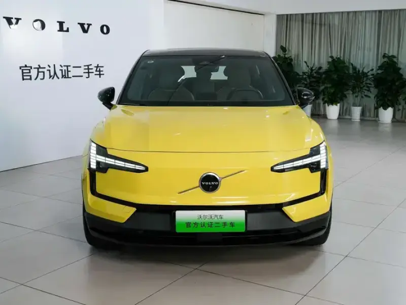2025 Volvo EX30 с пробегом 22 000 км