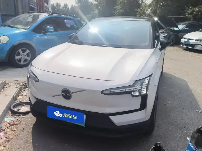 2025 Volvo EX30 с пробегом 33 000 км