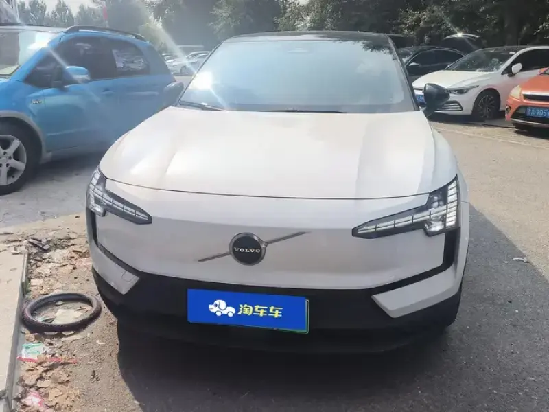 2025 Volvo EX30 с пробегом 33 000 км