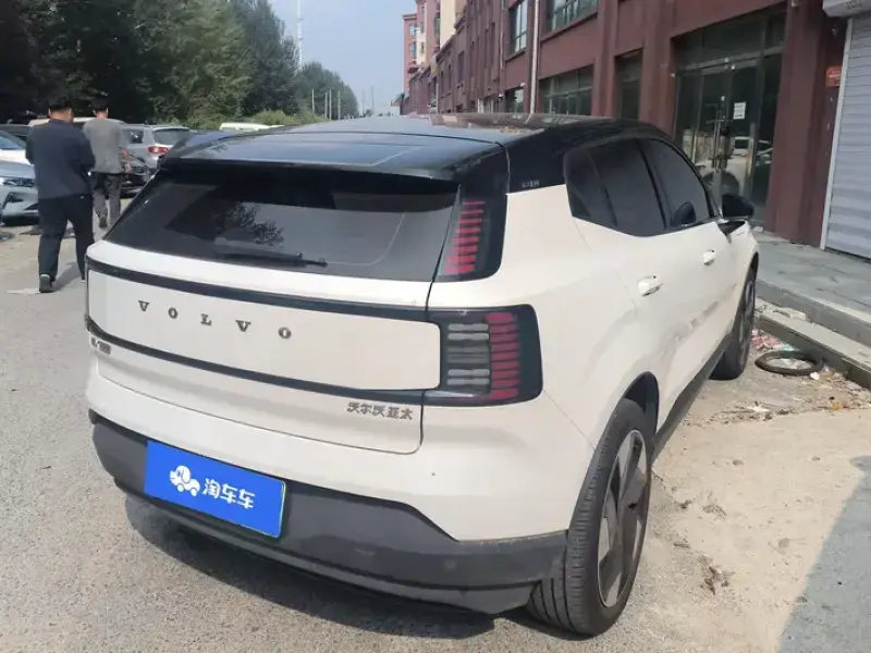 2025 Volvo EX30 с пробегом 33 000 км