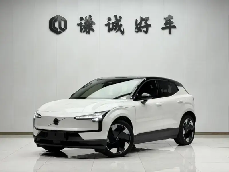 2025 Volvo EX30 с пробегом 12 000 км