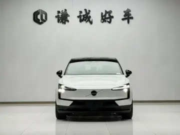 2025 Volvo EX30 с пробегом 12 000 км
