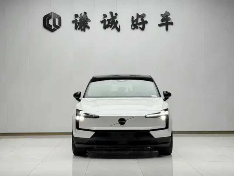 2025 Volvo EX30 с пробегом 12 000 км
