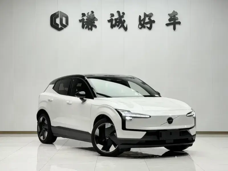 2025 Volvo EX30 с пробегом 12 000 км