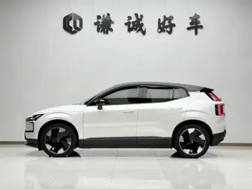 2025 Volvo EX30 с пробегом 12 000 км
