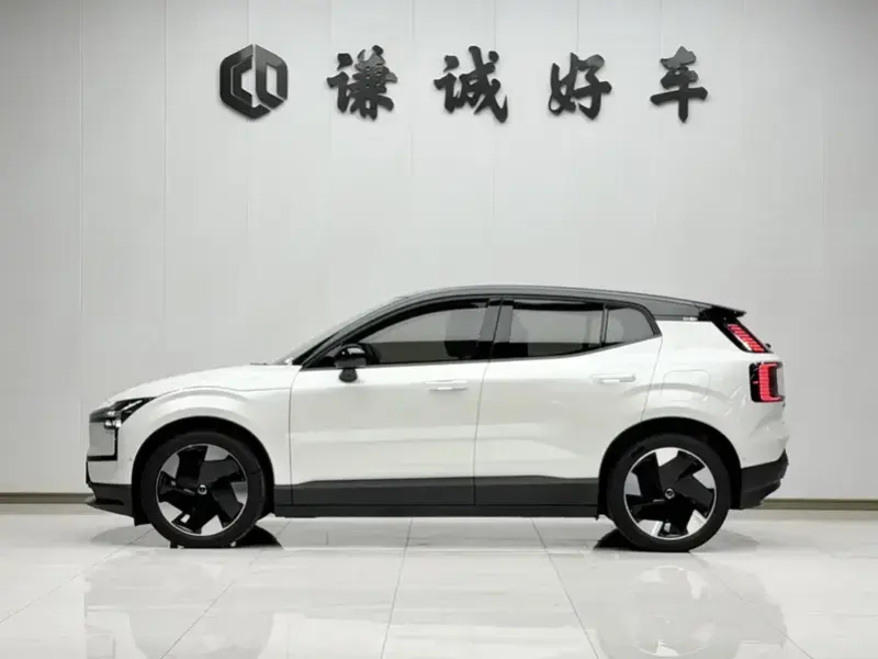 2025 Volvo EX30 с пробегом 12 000 км