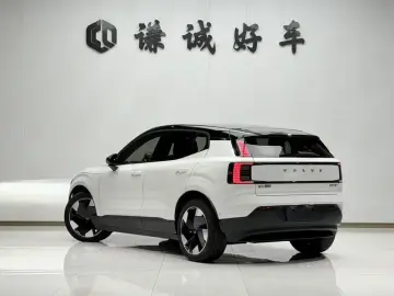 2025 Volvo EX30 с пробегом 12 000 км