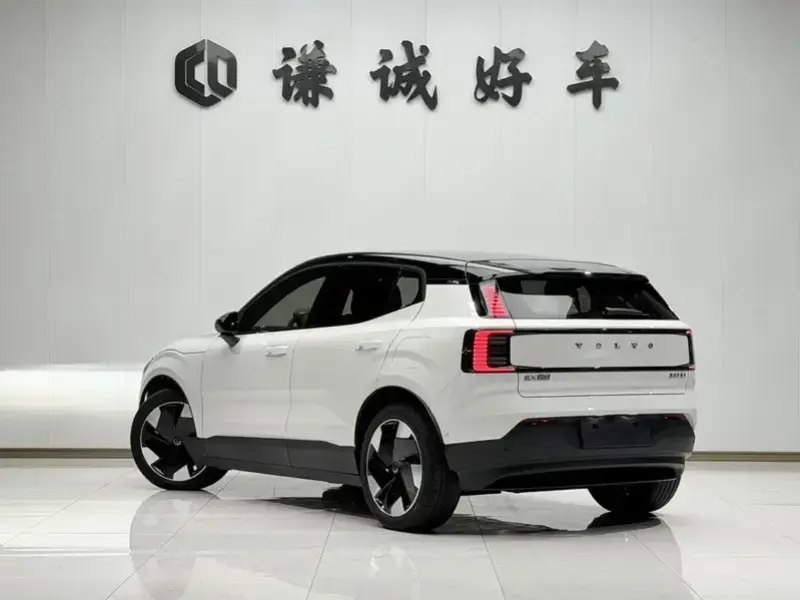 2025 Volvo EX30 с пробегом 12 000 км