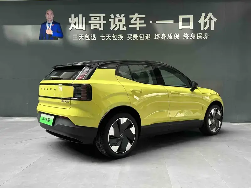 2025 Volvo EX30 с пробегом 100 км