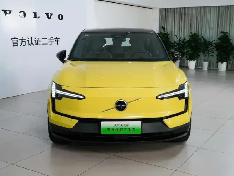 2025 Volvo EX30 с пробегом 12 000 км