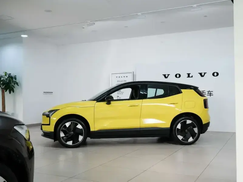 2025 Volvo EX30 с пробегом 12 000 км
