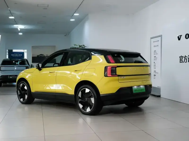2025 Volvo EX30 с пробегом 12 000 км