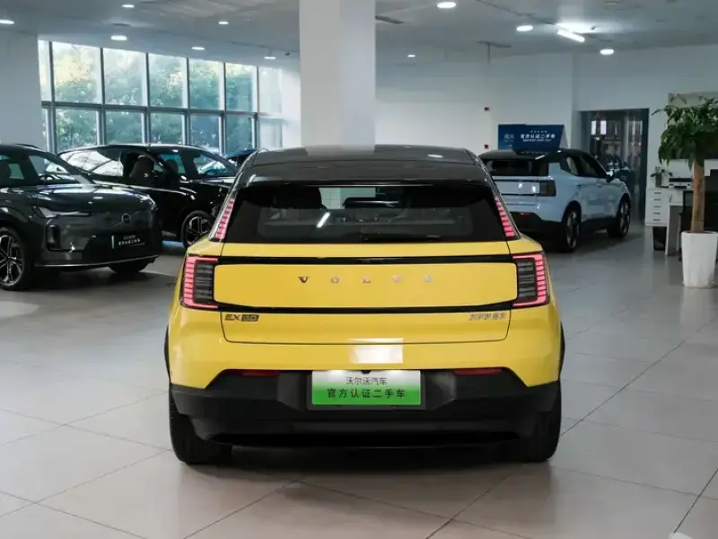2025 Volvo EX30 с пробегом 12 000 км