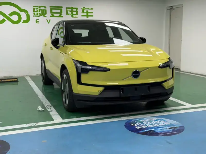 2025 Volvo EX30 с пробегом 27 000 км